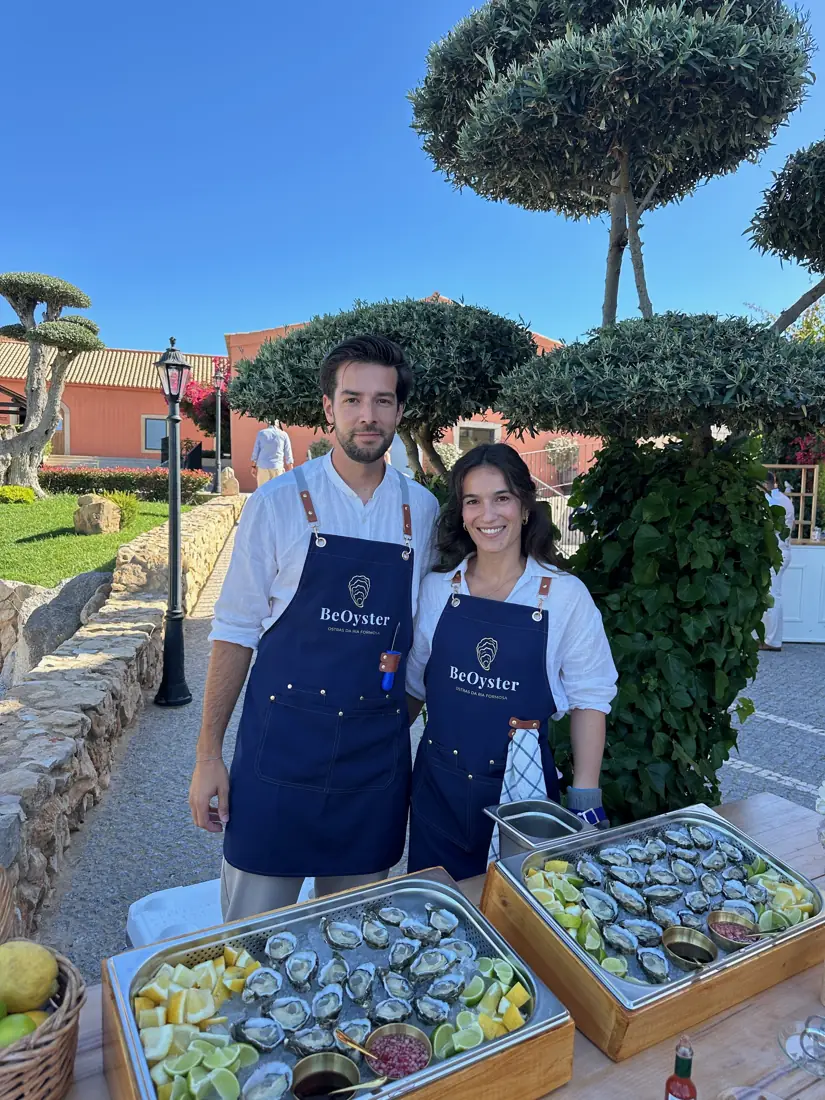 Miguel e Filipa, fundadores da BeOyster, com aventais BeOyster ao lado das bandejas de ostras num evento