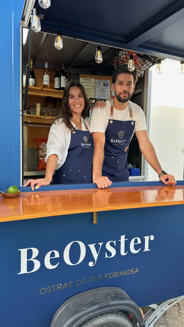 Filipa e Miguel ao balcão da roulote BeOyster